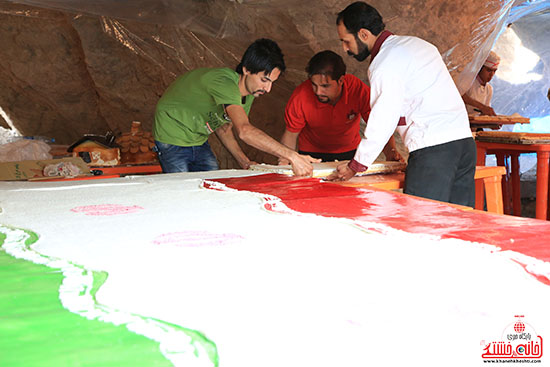 پخت کيک 500 کيلويي در جشن بزرگ ولایت در روستای اودرج رفسنجان (2)