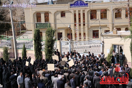 فرهنگیان رفسنجانی در اعتراض به وضعیت معیشتی خود مقابل فرمانداری تجمع کردند (۱۰)
