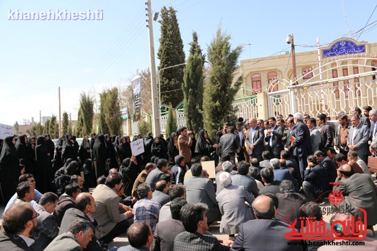 فرهنگیان رفسنجانی در اعتراض به وضعیت معیشتی خود مقابل فرمانداری تجمع کردند (۱۲)