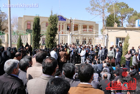 فرهنگیان رفسنجانی در اعتراض به وضعیت معیشتی خود مقابل فرمانداری تجمع کردند (۱۳)