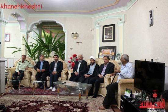 استاندار کرمان با خانواده شهیدان کدخدایی در رفسنجان دیدار کرد (۲)