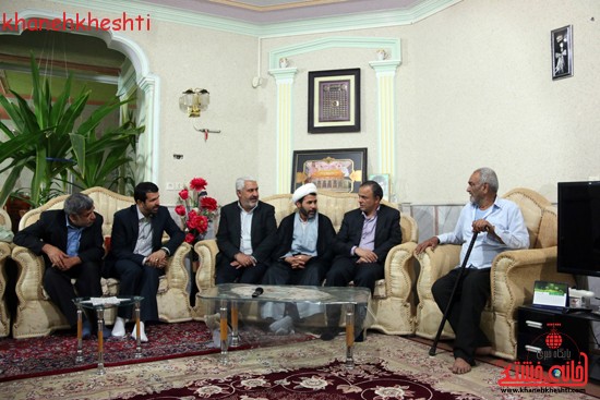 استاندار کرمان با خانواده شهیدان کدخدایی در رفسنجان دیدار کرد (۳)