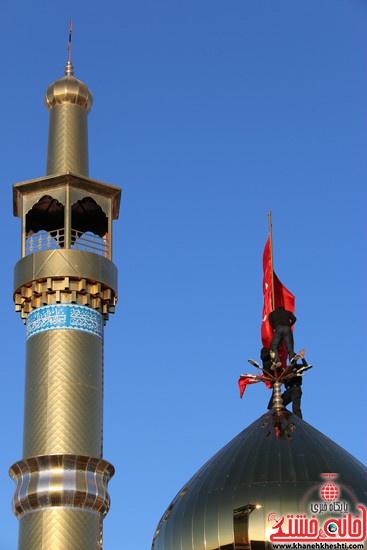 پرچم حرم امام حسین(ع) بر فراز گنبد مسجد صاحب الزمان (عج) هیئت کاظمیه رفسنجان (۱۲)