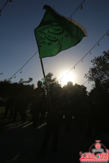 پرچم حرم امام حسین(ع) بر فراز گنبد مسجد صاحب الزمان (عج) هیئت کاظمیه رفسنجان (۳)