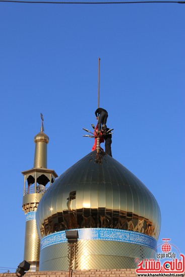 پرچم حرم امام حسین(ع) بر فراز گنبد مسجد صاحب الزمان (عج) هیئت کاظمیه رفسنجان (۹)
