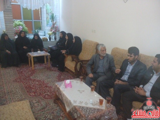 دیدار دانشجویان مفاخر رفسنجان با خانواده شهید-خانه خشتی (۱)