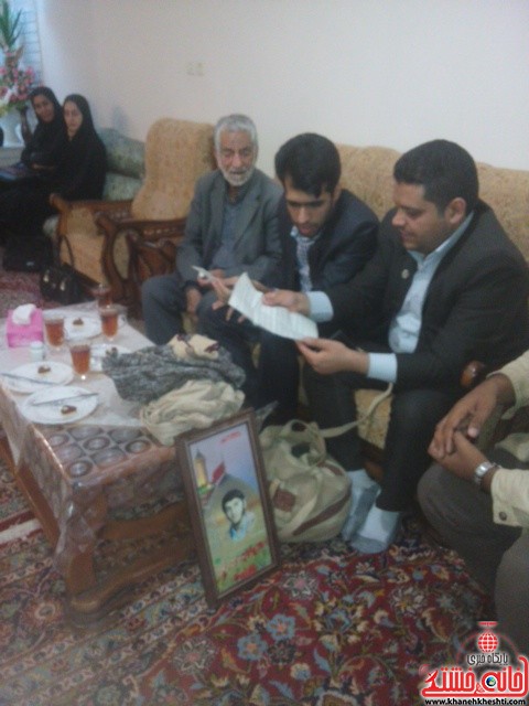 دیدار دانشجویان مفاخر رفسنجان با خانواده شهید-خانه خشتی (۲)