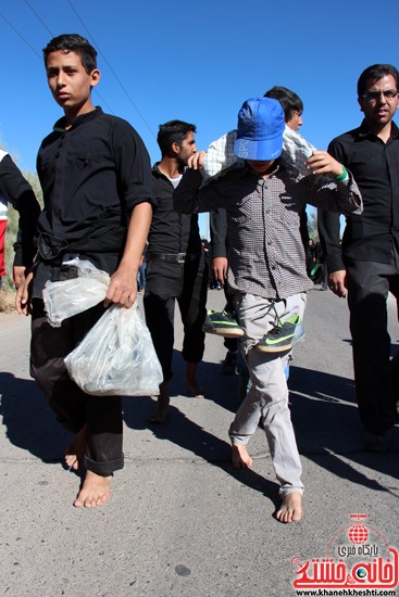 پیاده روی اربعین حسینی با حضور کاروان رهپویان کربلا در رفسنجان (۲۵)
