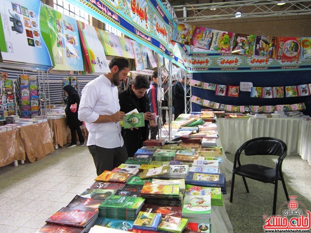 بازدید اعضای اتحادیه انجمن اسلامی دانش آموزان رفسنجان از نمایشگاه کتاب_خانه خشتی (۵)
