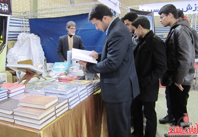بازدید اعضای اتحادیه انجمن اسلامی دانش آموزان رفسنجان از نمایشگاه کتاب_خانه خشتی (۱)