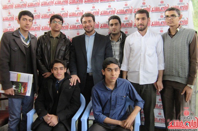 بازدید اعضای اتحادیه انجمن اسلامی دانش آموزان رفسنجان از نمایشگاه کتاب_خانه خشتی (۱۴)