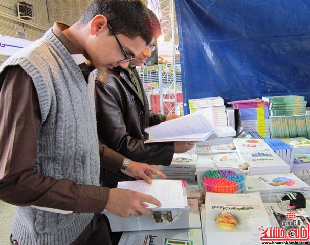 بازدید اعضای اتحادیه انجمن اسلامی دانش آموزان رفسنجان از نمایشگاه کتاب_خانه خشتی (۲)