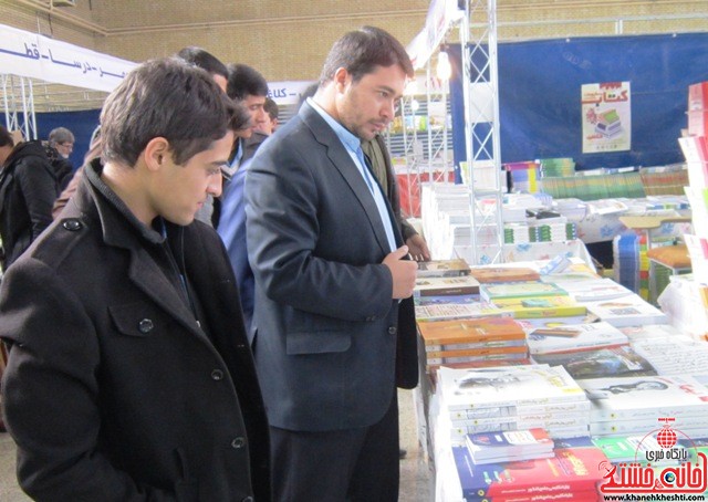 بازدید اعضای اتحادیه انجمن اسلامی دانش آموزان رفسنجان از نمایشگاه کتاب_خانه خشتی (۳)