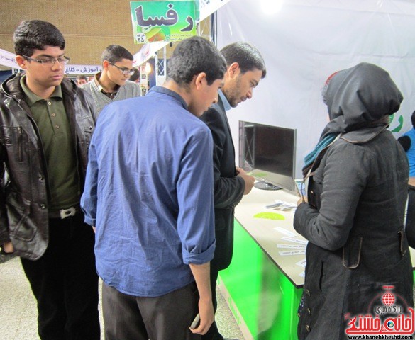 بازدید اعضای اتحادیه انجمن اسلامی دانش آموزان رفسنجان از نمایشگاه کتاب_خانه خشتی (۴)