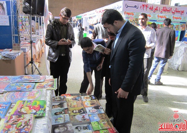 بازدید اعضای اتحادیه انجمن اسلامی دانش آموزان رفسنجان از نمایشگاه کتاب_خانه خشتی (۷)