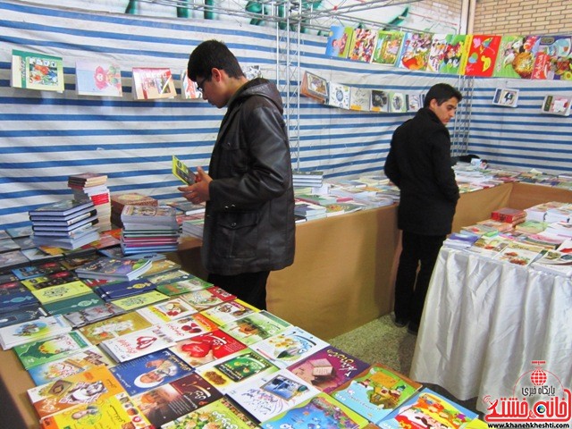 بازدید اعضای اتحادیه انجمن اسلامی دانش آموزان رفسنجان از نمایشگاه کتاب_خانه خشتی (۸)