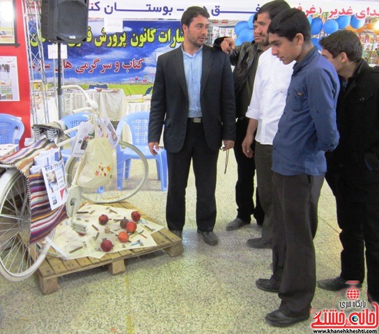 بازدید اعضای اتحادیه انجمن اسلامی دانش آموزان رفسنجان از نمایشگاه کتاب_خانه خشتی (۹)