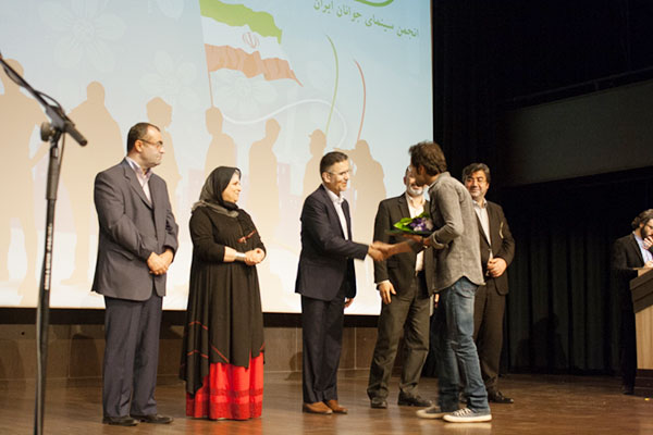 از رضا فهیمی فیلم‌ساز پر افتخار سینمای جوان رفسنجان تقدیر شد