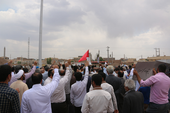 شعار دادن مرگ بر منافق و مرگ بر امریکا در پی دهن کجی فتنه گران به مقدسات پس از اقامه نماز جمعه رفسنجان