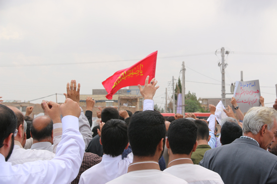 شعار دادن مرگ بر منافق و مرگ بر امریکا در پی دهن کجی فتنه گران به مقدسات پس از اقامه نماز جمعه رفسنجان