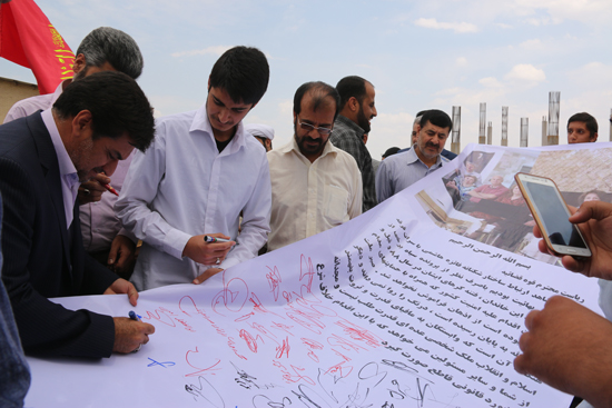 امضا طومار توسط مردم رفسنجان در پی دهن کجی فتنه گران به مقدسات پس از اقامه نماز جمعه رفسنجان