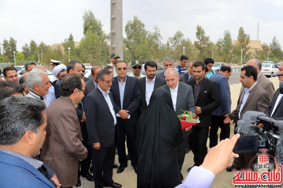 ادای احترام علی اصغر فانی وزیر آموزش و پرورش به مقام شامخ شهدای گمنام دانشگاه ولیعصر(عج) در آغاز سفر یکروزه خود به رفسنجان