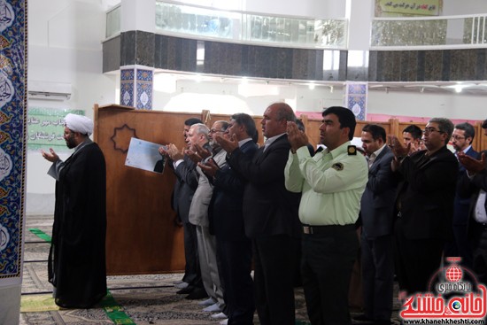 اقامه نماز ظهر و عصر وزیر آموزش پرورش و هیئت همراه  در مسجد دانشگاه ولیعصر(عج) رفسنجان
