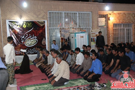 انارکی محمدی نماینده مردم رفسنجان و انار در مجلس شورای اسلامی در نماز جماعت به امامت حجت الاسلام عرب