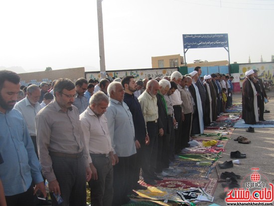 حضور حماسی نمازگزاران اسماعیل آباد نوق رفسنجان مرکز دهستان رضوان در نماز عید سعید فطر