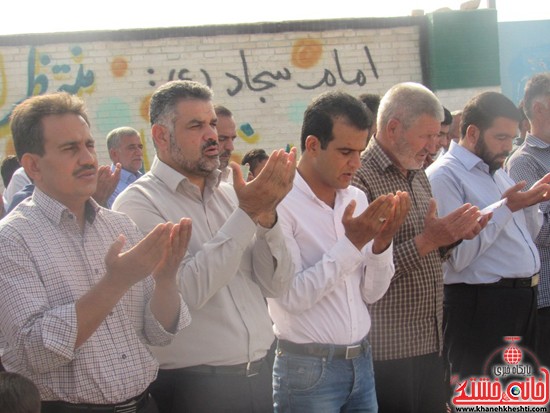 حضور حماسی نمازگزاران اسماعیل آباد نوق رفسنجان مرکز دهستان رضوان در نماز عید سعید فطر