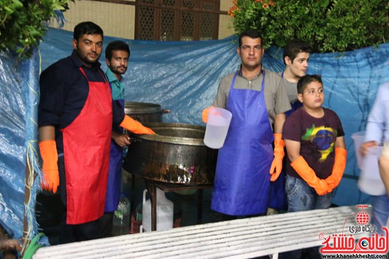 توزیع شربت در مراسم وداع با ماه مبارک رمضان مسجد جامع رفسنجان 