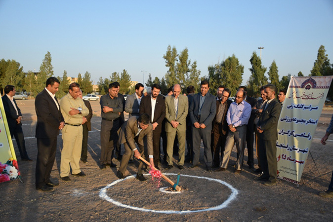 کلنگ زنی استخر مجموعه ورزشی رفاهی کارگران شهرستان رفسنجان 