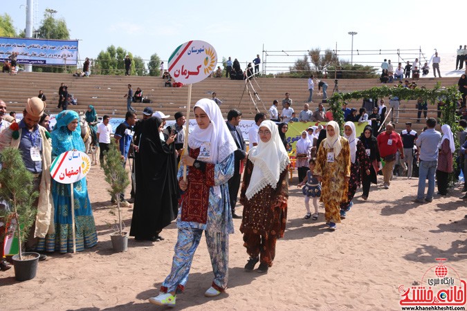 رژه تیم های حاضر در جشنواره ملی بازیهای بومی و محلی کشور در رفسنجان