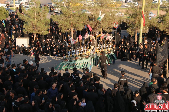 تجمع عزاداران حسینی در سقاخانه ابوالفضل(ع) رفسنجان در روز عاشورا