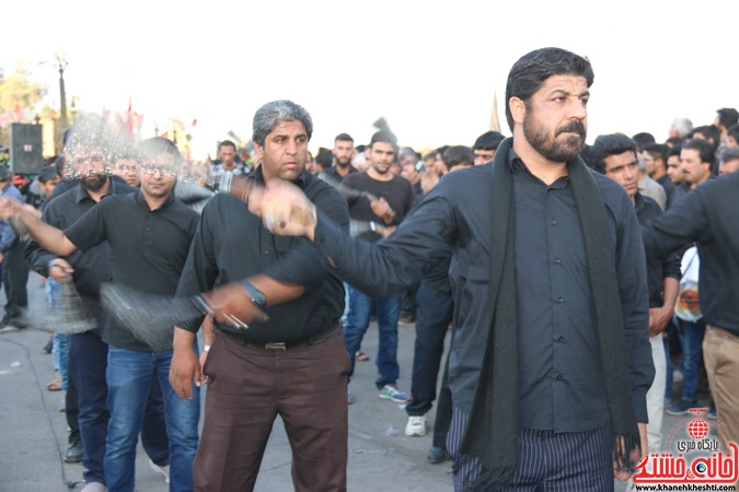 تجمع عزاداران حسینی در سقاخانه ابوالفضل(ع) رفسنجان در روز عاشورا