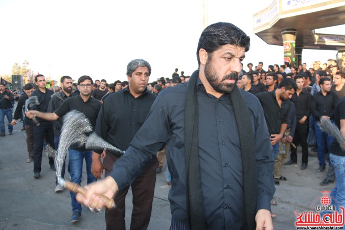 تجمع عزاداران حسینی در سقاخانه ابوالفضل(ع) رفسنجان در روز عاشورا