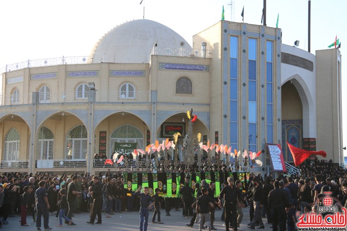 تجمع عزاداران حسینی در سقاخانه ابوالفضل(ع) رفسنجان در روز عاشورا