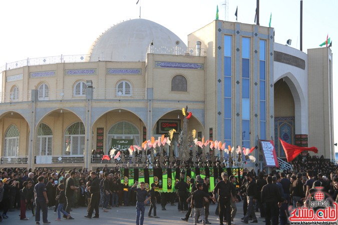 تجمع عزاداران حسینی در سقاخانه ابوالفضل(ع) رفسنجان در روز عاشورا