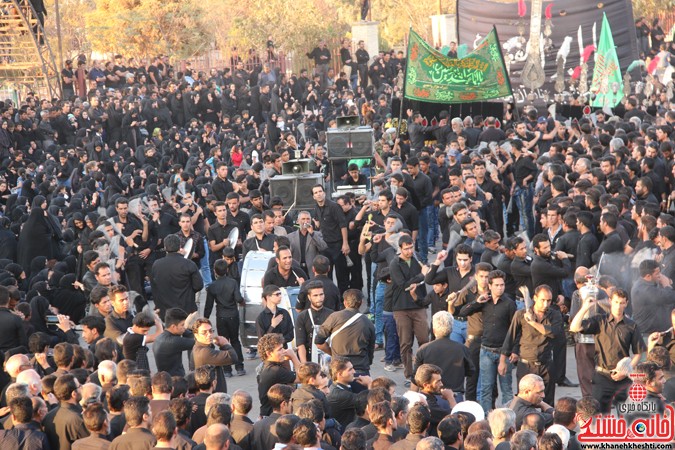 تجمع عزاداران حسینی در سقاخانه ابوالفضل(ع) رفسنجان در روز عاشورا