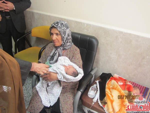 اهداء لباس شیرخوارگان حسینی به نوزادان بیمار در بیمارستان علی ابن ابیطالب