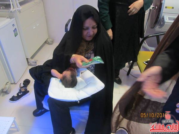 اهداء لباس شیرخوارگان حسینی به نوزادان بیمار در بیمارستان علی ابن ابیطالب