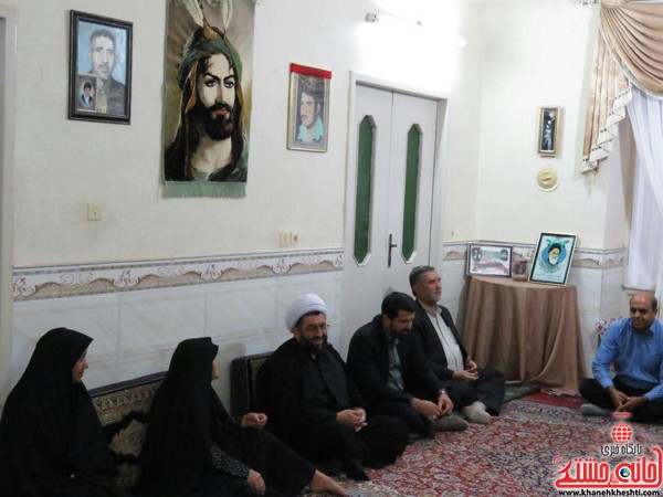 دیدار امام جمعه و فرماندار رفسنجان با سه خانواده شهید
