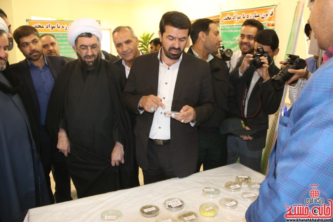 نمایشگاه آسیب های اجتماعی در دانشگاه آزاد رفسنجان