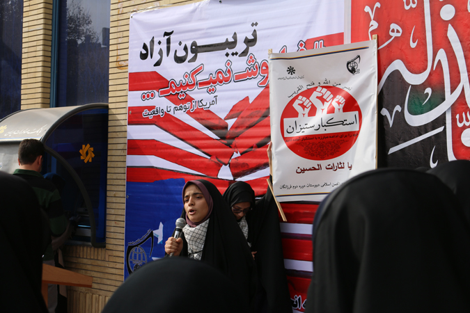 برپایی تریبون آزاد در مسیر راهپیمایی روز 13 آبان در رفسنجان