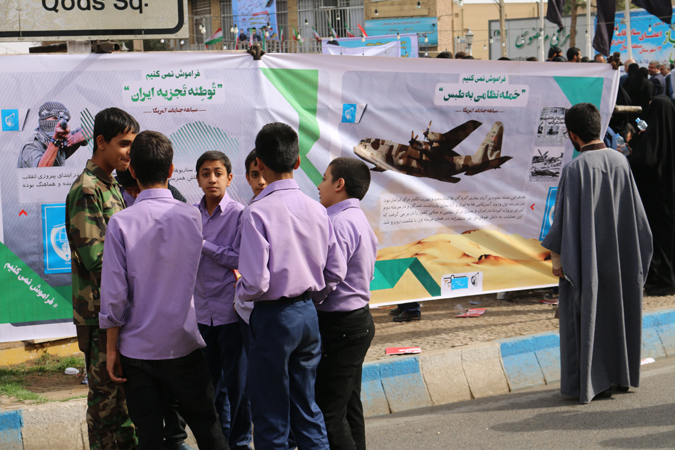 برپایی تریبون آزاد در مسیر راهپیمایی روز 13 آبان در رفسنجان
