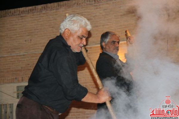 برادران شهید قلی بیگی در آیین حلیم پزان به یاد شهید قلی بیگی در روستای حمید آباد