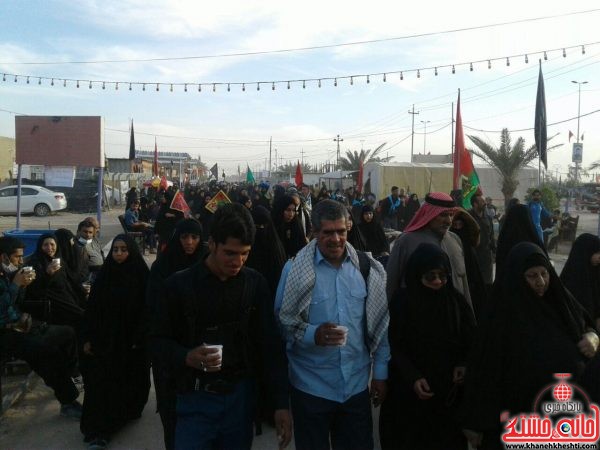 تصاویر از زائران اربعین حسینی در مسیر پیاده روی نجف به کربلا در روز جمعه 21 آباه ماه 1395