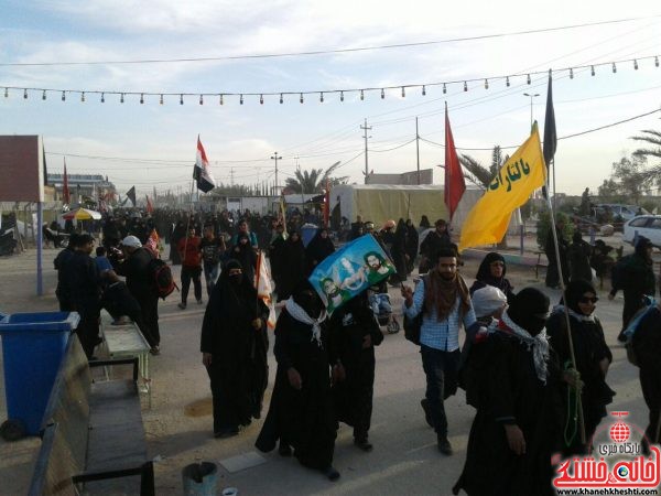 تصاویر از زائران اربعین حسینی در مسیر پیاده روی نجف به کربلا در روز جمعه 21 آباه ماه 1395