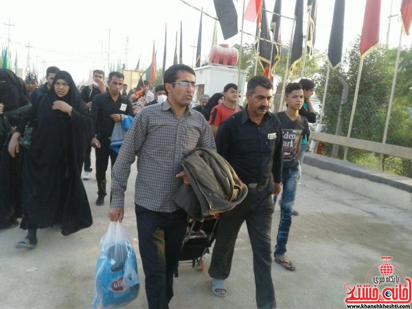 تصاویر از زائران اربعین حسینی در مسیر پیاده روی نجف به کربلا در روز جمعه 21 آباه ماه 1395