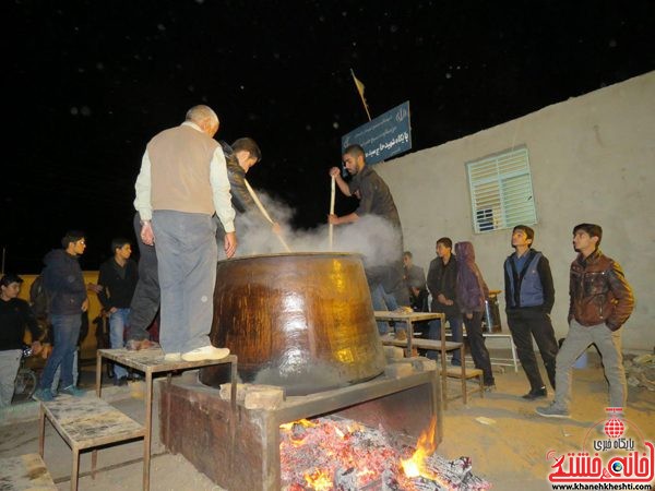 برگزاری آیین حلیم پزی در محله مصطفی خمینی رفسنجان